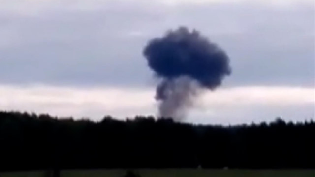 Rus savaş uçağı Su-24 düştü: Pilotlar fırlatma sistemiyle canını kurtardı
